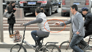 Illustration for article titled Chinese Man Pickpockets an iPhone By Using... Chopsticks